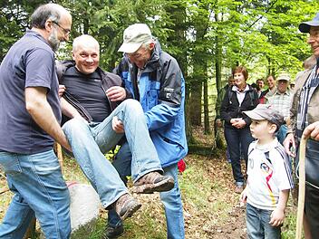 Große Gaudi: Am Dreimärker Diebach, Morlesau, Waizenbach wird der Diebacher Günter Schneider, selbst Feldgeschworener in Waizenbach, von seinen Kollegen gestaucht, rechts im Bild Feldgeschworener Helmut Vogt. Foto: Elisabeth Assmann