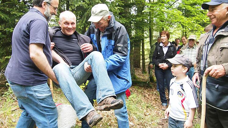 Große Gaudi: Am Dreimärker Diebach, Morlesau, Waizenbach wird der Diebacher Günter Schneider, selbst Feldgeschworener in Waizenbach, von seinen Kollegen gestaucht, rechts im Bild Feldgeschworener Helmut Vogt. Foto: Elisabeth Assmann