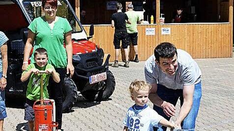 Wasser marsch: Viel Freude bereitete es den Kleinen, selbst einmal Feuerwehrmann zu spielen und tüchtig zu spritzen.