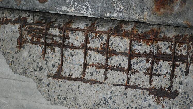(K)Ein Baustoff für die Ewigkeit: Beton und Stahl (hier an der A70-Brücke bei Eltmann) vertragen sich gut, aber nicht auf Dauer.