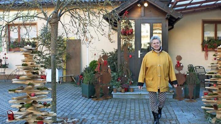 Margot Heiß hat schon alles vorbereitet für den Markt, der auf dem Außengelände vor dem Alten Tanzsaal (Bild) und innen stattfinden wird. Foto: Popp