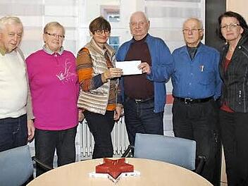 Die Sparkassen-Ruheständler spendeten für das Rehbergheim. Unser Bild zeigt (von links) Horst Müller, Helga Hahn, die Leiterin des Rehbergheims, Friederike Ködel, Klaus Göldel, Wolfgang Hahn und Awo-Kreisgeschäftsführerin Elisabeth Weith.  Foto: Jürgen Scheibe