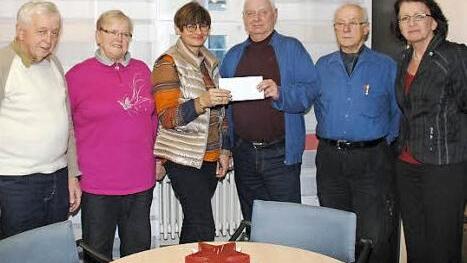 Die Sparkassen-Ruheständler spendeten für das Rehbergheim. Unser Bild zeigt (von links) Horst Müller, Helga Hahn, die Leiterin des Rehbergheims, Friederike Ködel, Klaus Göldel, Wolfgang Hahn und Awo-Kreisgeschäftsführerin Elisabeth Weith.  Foto: Jürgen Scheibe