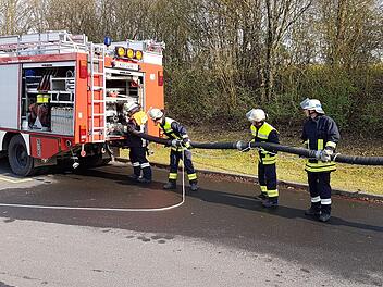 Der Test "Gruppe im Löscheinsatz" forderte eine Schlauchleitung aufzubauen, um einen angenommenen Zimmerbrand innerhalb von fünf Minuten unter Kontrolle zu bringen.  Foto: Stefan Geiger