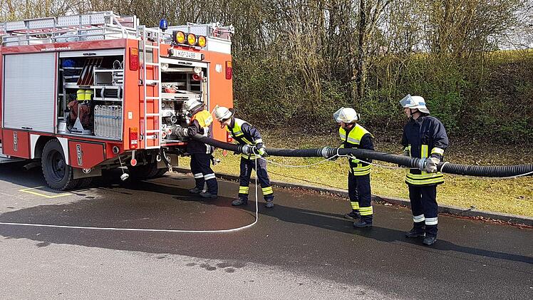 Der Test "Gruppe im Löscheinsatz" forderte eine Schlauchleitung aufzubauen, um einen angenommenen Zimmerbrand innerhalb von fünf Minuten unter Kontrolle zu bringen.  Foto: Stefan Geiger