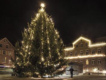 Weihnachtsstimmung in Maßbach: Auf dem Platz vor dem Rathaus steht wieder ein prächtiger Weihnachtsbaum. Auch das Rathaus selbst ist wieder  mit Lichterketten geschmückt. Um den Ort weiter voran zu bringen, ist die Marktgemeinde jetzt einer Arbeitsgemeinschaft für Elektromobilität beigetreten.Dieter Britz