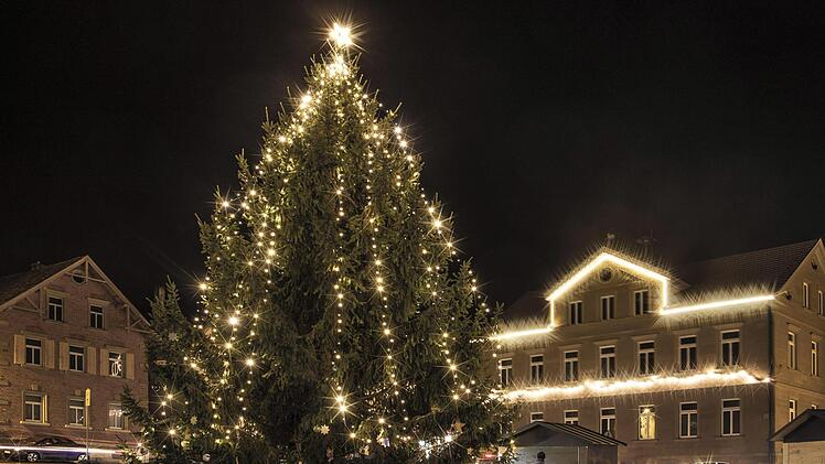 Weihnachtsstimmung in Maßbach: Auf dem Platz vor dem Rathaus steht wieder ein prächtiger Weihnachtsbaum. Auch das Rathaus selbst ist wieder  mit Lichterketten geschmückt. Um den Ort weiter voran zu bringen, ist die Marktgemeinde jetzt einer Arbeitsgemeinschaft für Elektromobilität beigetreten.Dieter Britz