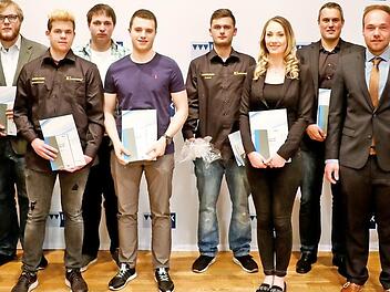 Auf dem Bild zu sehen sind die besten Absolventen der Ausbildung im IHK-Gremium Forchheim von links: Bernd Rehorz, IHK-Bereichsleiter Berufliche Bildung, Ferdinand Fischer, Moritz Pumpenmeier, Thomas Sitzmann, Marcel Jobelius, Dominik Weber, Nina Menzel, Pr&uuml;flingssprecher Stefan Mann, Benedikt Schleinitz und IHK-Vizepr&auml;sident Michael Waasner.  Foto: PR