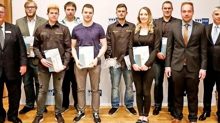 Auf dem Bild zu sehen sind die besten Absolventen der Ausbildung im IHK-Gremium Forchheim von links: Bernd Rehorz, IHK-Bereichsleiter Berufliche Bildung, Ferdinand Fischer, Moritz Pumpenmeier, Thomas Sitzmann, Marcel Jobelius, Dominik Weber, Nina Menzel, Pr&uuml;flingssprecher Stefan Mann, Benedikt Schleinitz und IHK-Vizepr&auml;sident Michael Waasner.  Foto: PR