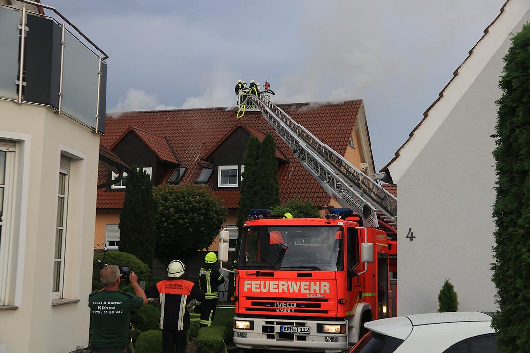 Blitzeinschlag: Dachstuhl geht nach Gewitter in Flammen auf