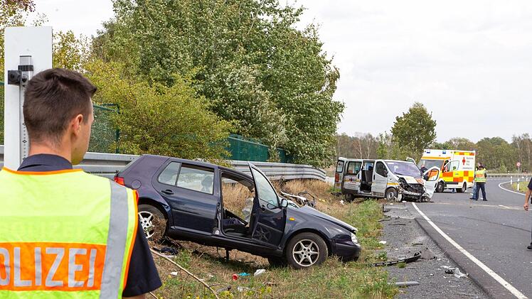Acht Schwerverletzte und ein Sachschaden von mindestens 15.000 Euro sind die Bilanz eines Verkehrsunfalls, der sich am Freitag kurz vor 13.00 Uhr auf der B4 bei Neustadt bei Coburg ereignete. Foto: News5