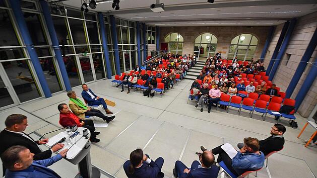 Bei der Podiumsdiskussion in der Aula des Herder-Gymnasiums konnte nur ein Teil der B&uuml;rger-Anfragen diskutiert werden.  Foto: Ronald Rinklef