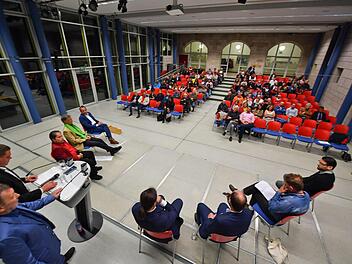 Bei der Podiumsdiskussion in der Aula des Herder-Gymnasiums konnte nur ein Teil der Bürger-Anfragen diskutiert werden.  Foto: Ronald Rinklef