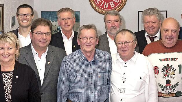 Ehrungen anlässlich des Stiftungsfestes des VfB Einberg (von links): hintere Reihe: Bürgermeister Marco Steiner, Christoph Franke, Wolfgang Neumann, Wolfgang Riedl, Hubertus Hofmann, Zweiter Vorsitzender Ralf Jakob, Thomas Tröster; vordere Reihe: Vorsitzender Markus Czech, Margrit Dinkel, Dieter Bassing, Klaus Teschler, Klaus Rüger, Christian Kühnel, Horst Jorde  Foto: privat