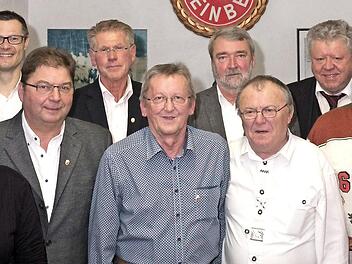 Ehrungen anl&auml;sslich des Stiftungsfestes des VfB Einberg (von links): hintere Reihe: B&uuml;rgermeister Marco Steiner, Christoph Franke, Wolfgang Neumann, Wolfgang Riedl, Hubertus Hofmann, Zweiter Vorsitzender Ralf Jakob, Thomas Tr&ouml;ster; vordere Reihe: Vorsitzender Markus Czech, Margrit Dinkel, Dieter Bassing, Klaus Teschler, Klaus R&uuml;ger, Christian K&uuml;hnel, Horst Jorde  Foto: privat