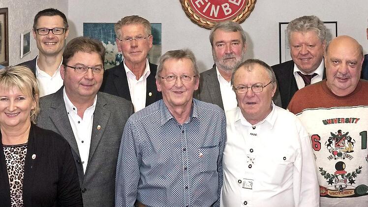 Ehrungen anlässlich des Stiftungsfestes des VfB Einberg (von links): hintere Reihe: Bürgermeister Marco Steiner, Christoph Franke, Wolfgang Neumann, Wolfgang Riedl, Hubertus Hofmann, Zweiter Vorsitzender Ralf Jakob, Thomas Tröster; vordere Reihe: Vorsitzender Markus Czech, Margrit Dinkel, Dieter Bassing, Klaus Teschler, Klaus Rüger, Christian Kühnel, Horst Jorde  Foto: privat