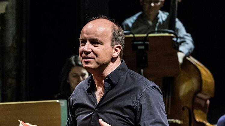 Roland Kluttig erläuterte und dirigierte die Symphonie fantastique von Hector Berlioz beim Concertino im Landestheater Coburg.Foto: Jochen Berger
