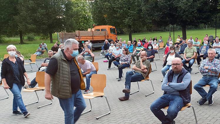 Bürgerversammlung unter freiem Himmel: die Wahl des Ortssprechers in  Burghausen fand auf dem freien Platz vor dem DJK-Sportheim statt. In der  ersten Reihe rechts der wiedergewählte Ortssprecher Mario Schmitt. Foto:  Dieter Britz