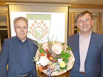 Mit einem Blumenstrauß begrüßte Bürgermeister Alwin Gebhardt (r.) den neuen Schlossherrn Ludwig Fleckenstein.