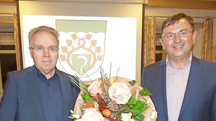 Mit einem Blumenstrauß begrüßte Bürgermeister Alwin Gebhardt (r.) den neuen Schlossherrn Ludwig Fleckenstein.