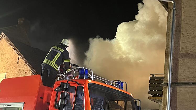Scheune im Kreis Würzburg brennt lichterloh - Löschwasser sorgt für Rutschpartie auf der B19