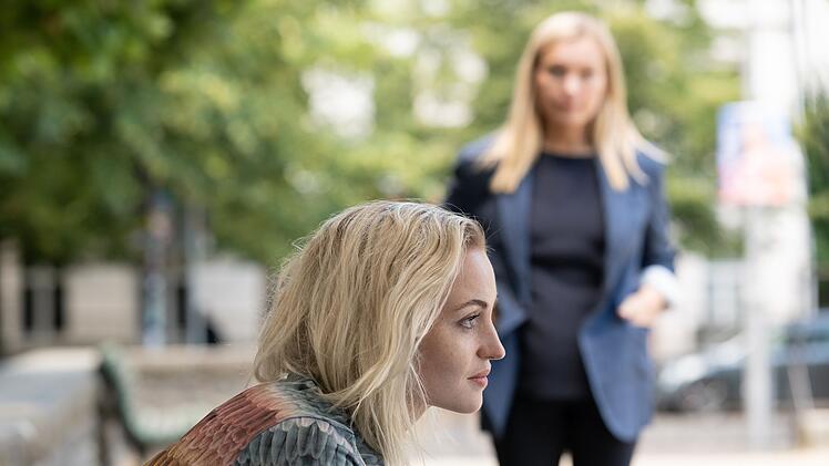 Judith Schrader (Nadja Uhl, rechts) kann Jana Bloch (Sarah Mahita) &uuml;berzeugen, ihren eigenen Lebensgef&auml;hrten zu &uuml;berwachen.