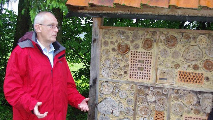 Vorsitzender Klaus Birkner vor dem Insektenhotel