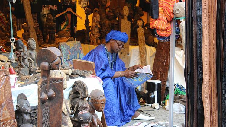 Keine Kundschaft in Sicht - da liest der Verkäufer seine Zeitung.