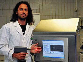 Rico Scheier von der Forschungsstelle für Nahrungsmittelqualität ist der erste Doktorand, der seine Promotion in Kulmbach erfolgreich abgeschlossen hat.