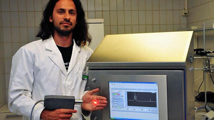 Rico Scheier von der Forschungsstelle für Nahrungsmittelqualität ist der erste Doktorand, der seine Promotion in Kulmbach erfolgreich abgeschlossen hat.