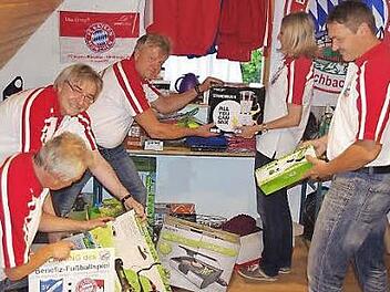Dieter Witterauf, Armin Pistel, Rolf Reif, Annette Schubert sowie Markus Oertelt vom Fischbacher Festausschuss beim Sortieren der Preise für die Tombola  Foto: Heike Schülein