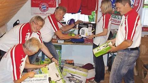 Dieter Witterauf, Armin Pistel, Rolf Reif, Annette Schubert sowie Markus Oertelt vom Fischbacher Festausschuss beim Sortieren der Preise für die Tombola  Foto: Heike Schülein