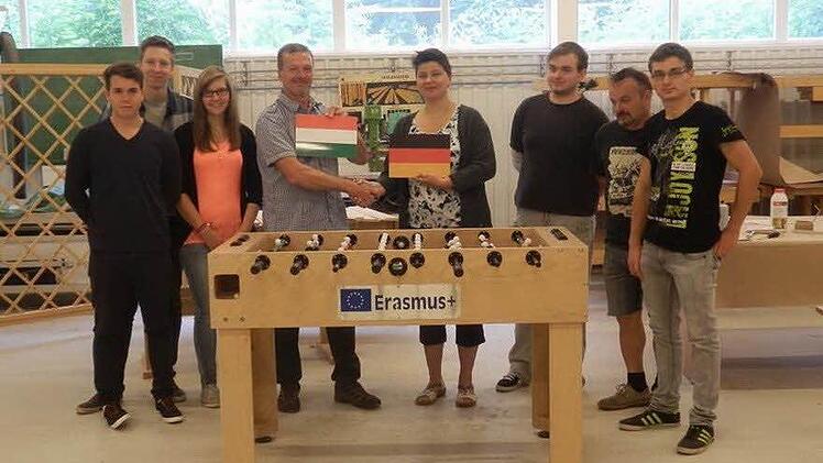 Am Ende ihres Aufenthalts in Ungarn beschenkten die Teilnehmer des Fachbereichs Metalltechnik der Lorenz-Kaim-Berufsschule ihre Berufskollegen in Kiskunhalas mit einem gemeinsam gefertigten Kicker.  Foto: Heike Schülein