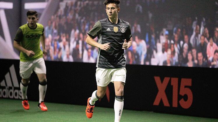 Und hier noch einmal in Action: Nicolas Kühn zeigt das neue Asuwärtstrikot.Foto: Adidas