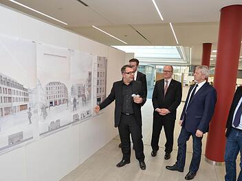 Christian Börner erläutert Sparkassenchef, Landrat und Oberbürgermeister (von links) den Siegerentwurf. Foto: Ronald Rinklef