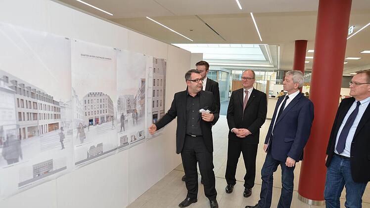 Christian Börner erläutert Sparkassenchef, Landrat und Oberbürgermeister (von links) den Siegerentwurf. Foto: Ronald Rinklef