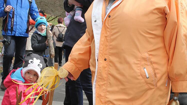 Ober-Osterhase Rita Reuschlein hat auch heuer wieder über 300 Päckchen für die Kulmbacher Kinder gepackt. Foto: Sonja Adam