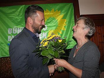 Die Kreisvorsitzende von Bündnis 90/Die Grünen, Edith Memmel, freut sich über das hervorragende Ergebnis von Michael Eckstein. Foto: vs