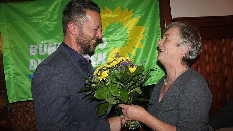 Die Kreisvorsitzende von Bündnis 90/Die Grünen, Edith Memmel, freut sich über das hervorragende Ergebnis von Michael Eckstein. Foto: vs