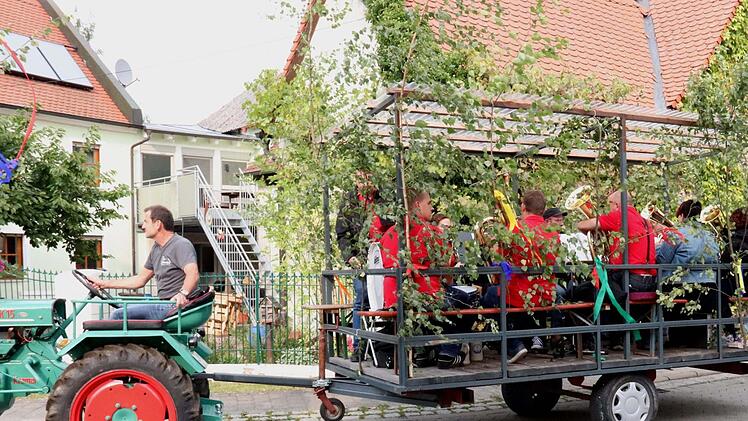 Auf dem Anhänger wurde fränkisch musiziert.