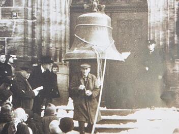 Die Glocken werden vom Turm der Kirche geholt und sollen eingeschmolzen werden. Foto: Ausstellung