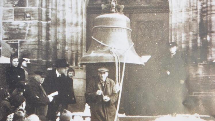 Die Glocken werden vom Turm der Kirche geholt und sollen eingeschmolzen werden. Foto: Ausstellung