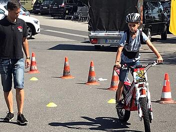 Erste "Gehversuche" auf einem elektrischen Motorrad unternahmen zahlreiche Mädchen und Jungen bei einem E-Trial-Schnupperkurs. Im Bild AMSC-Sportleiter Florian Arand, der einen Jungen beim Fahrversuch begleitet.Horst Pluntke