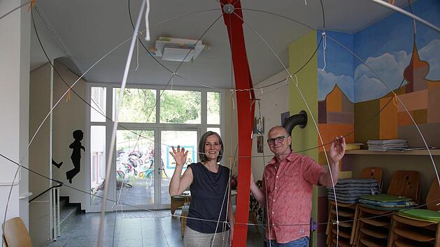 Thea Keßler und Bernhard Gößmann-Schmitt arbeiten an einer Plastik zum Thema Umwelt. Foto: Arkadius Guzy