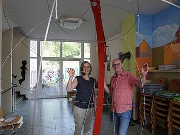 Thea Keßler und Bernhard Gößmann-Schmitt arbeiten an einer Plastik zum Thema Umwelt. Foto: Arkadius Guzy