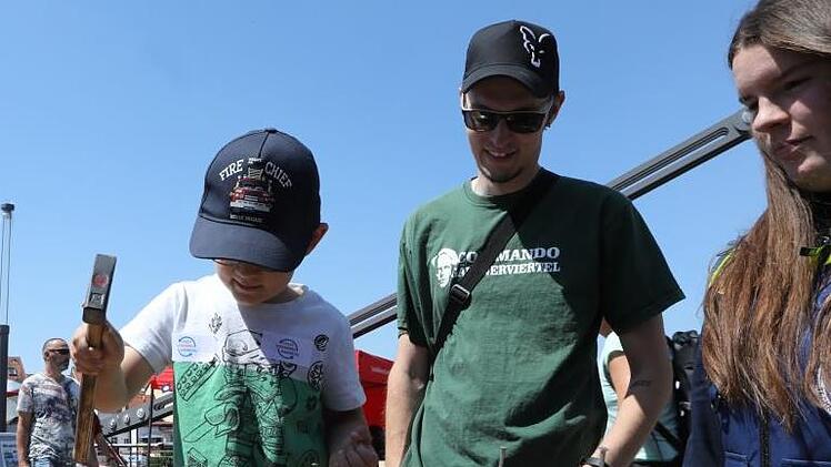 Wer trifft den Nagel auf der Kopf bei der THW-Jugend? Foto: Barbara Herbst