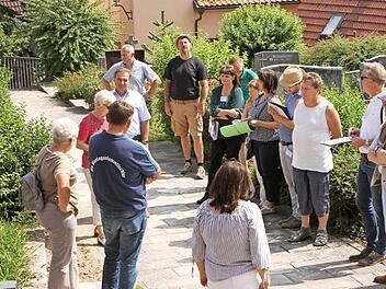 Zahlreiche Orte und Einrichtungen schaute sich die Bewertungskommission in Breitbrunn an, hier den Friedhof. Die Breitbrunner überzeugten mit ihren Aktivitäten, Planungen und Konzepten die Jury.  Foto: gg