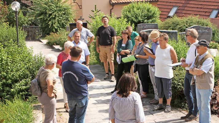 Zahlreiche Orte und Einrichtungen schaute sich die Bewertungskommission in Breitbrunn an, hier den Friedhof. Die Breitbrunner überzeugten mit ihren Aktivitäten, Planungen und Konzepten die Jury.  Foto: gg