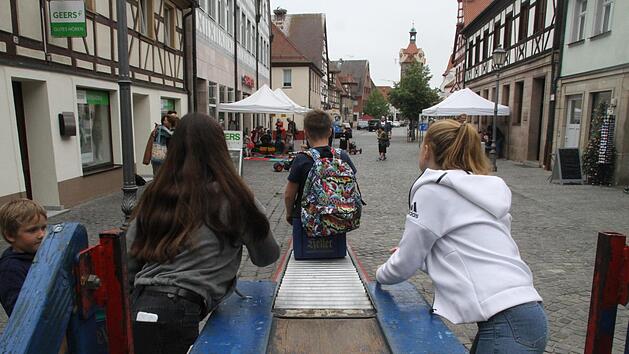 Die Rutsche ist und bleibt ein Dauerrenner. Auf Bierkästen geht es die drei Meter hinunter - und dann geht es von vorne los.  Fotos: Michael Busch