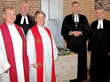 Bei der Amtseinführung in St. Lukas (von links): Diakonin Andrea Hofmann, Pfarrer Alexander Rosenmeyer, Diakonin Nicole Koch, Dekan Stefan Kirchberger und der leitende Pfarrer der Pfarrei Coburg-Süd, Rolf Rossteuscher Foto: Martin Koch